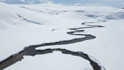 Ağrı (AA) – Ağrı'nın yüksek rakımlı dağları baharda karla kaplandı.
