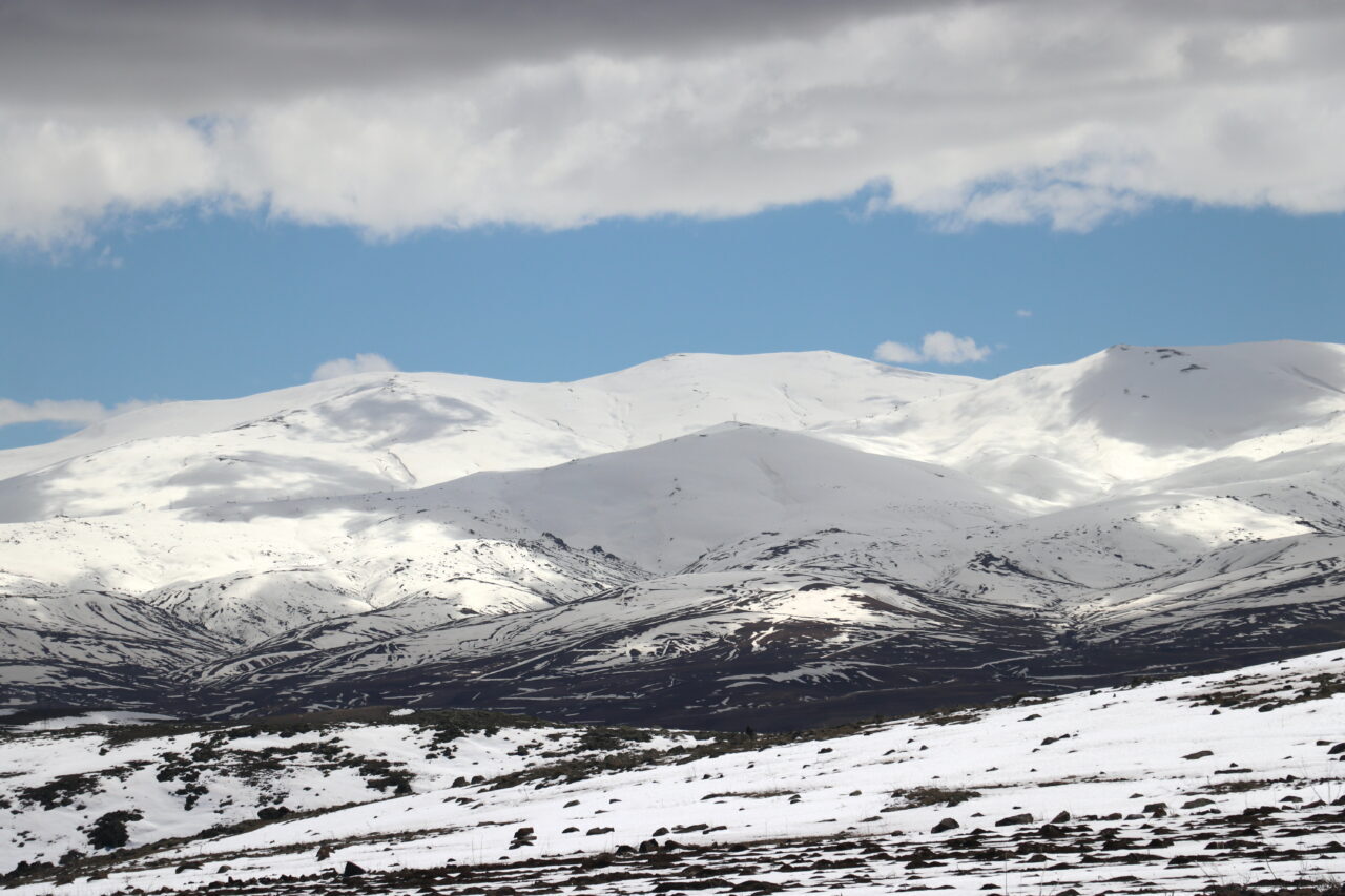 AĞRI/KARS (AA) – Ağrı ve Kars'ta yüksek kesimler karla kaplandı.