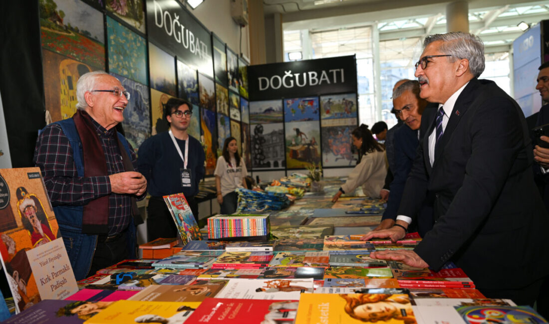 - "Dijitalleşme çağında kitaba dokunmak, mürekkebin, kağıdın kokusunu almak bizatihi