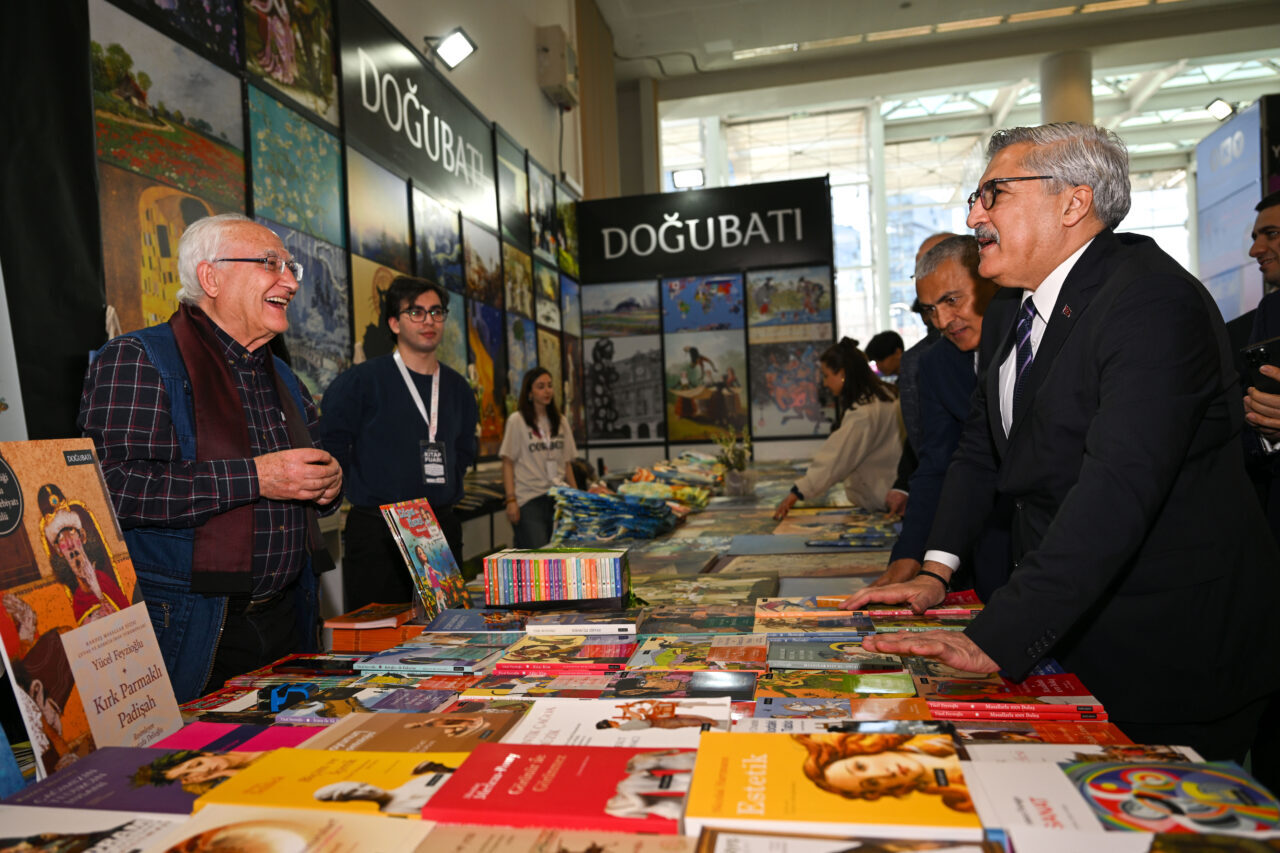 - "Dijitalleşme çağında kitaba dokunmak, mürekkebin, kağıdın kokusunu almak bizatihi