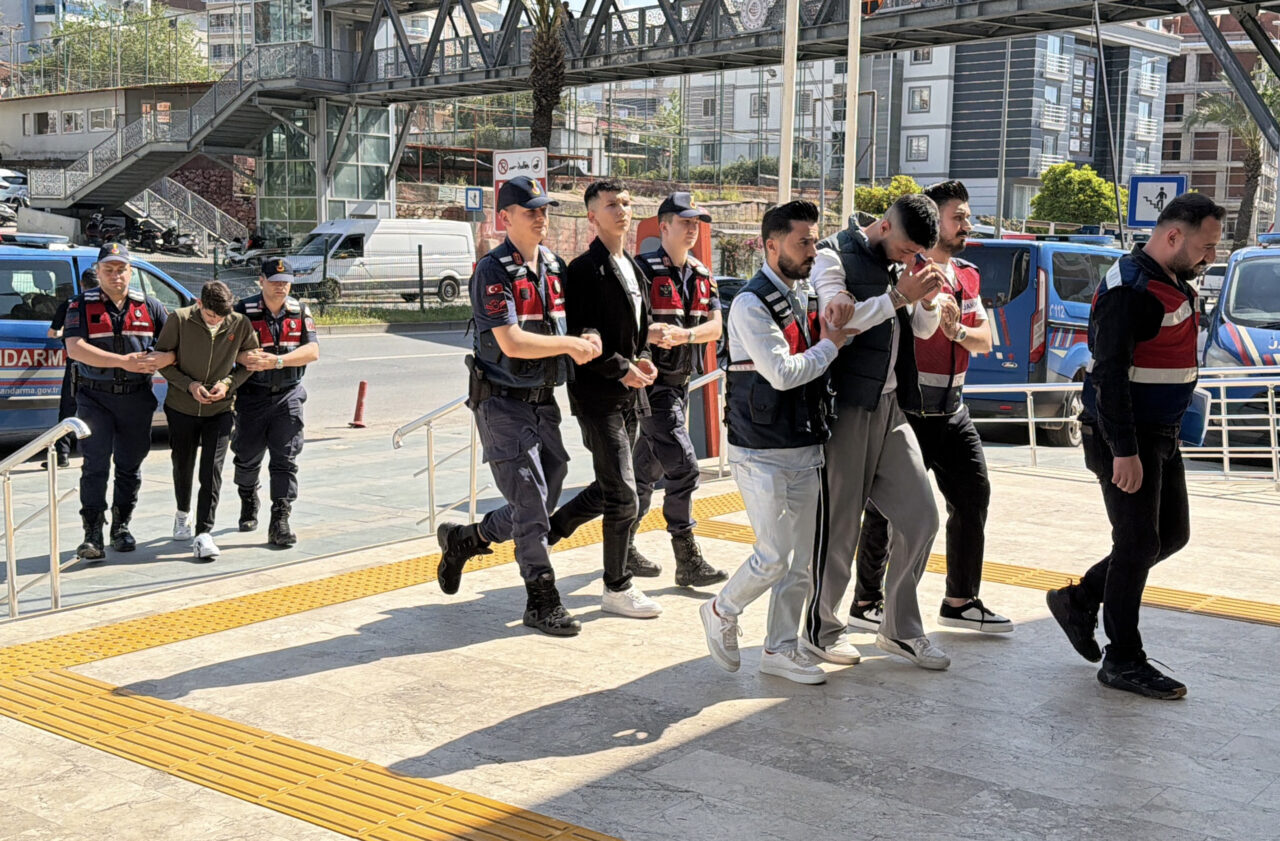 ANTALYA (AA) – Antalya'nın Alanya ilçesinde uyuşturucu ticareti yaptıkları iddiasıyla