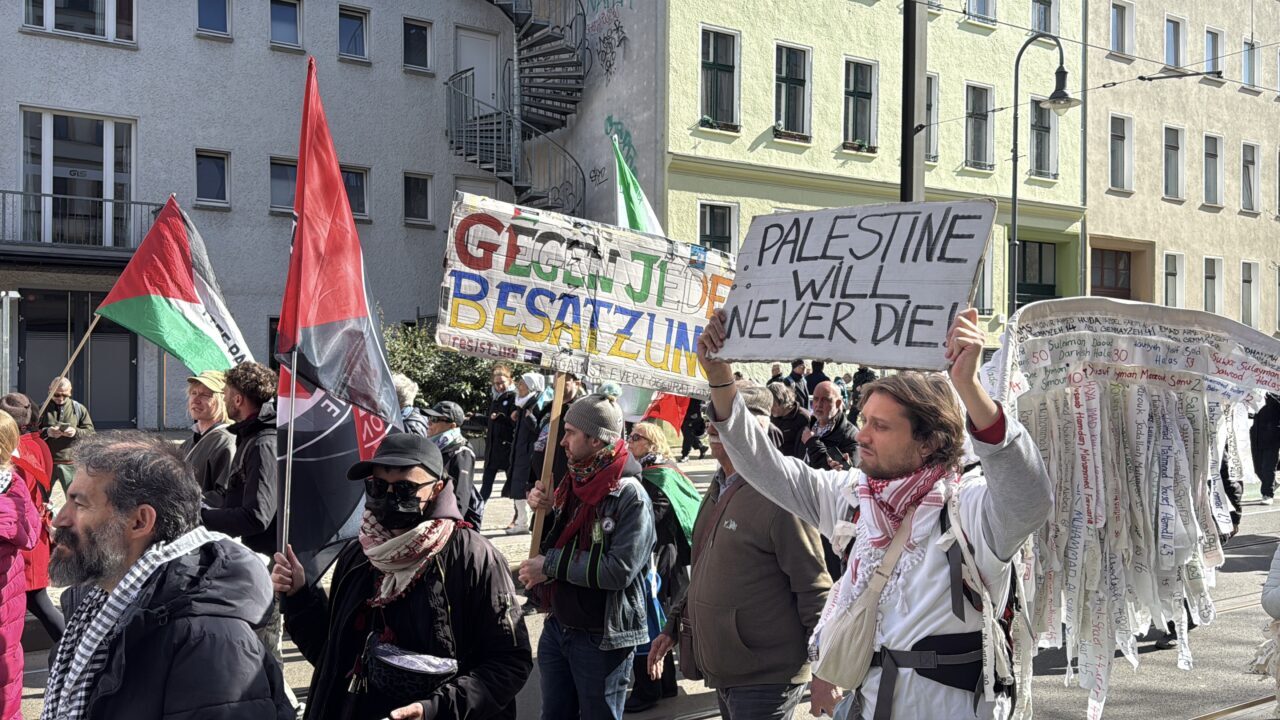 BERLİN (AA) – Almanya'nın çeşitli kentlerinde düzenlenen Paskalya Yürüyüşleri'ne katılan