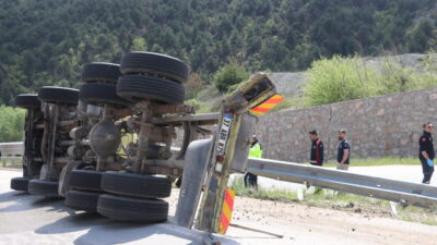 AMASYA (AA) – Amasya'nın Taşova ilçesinde kamyonun devrilmesi sonucu sürücü