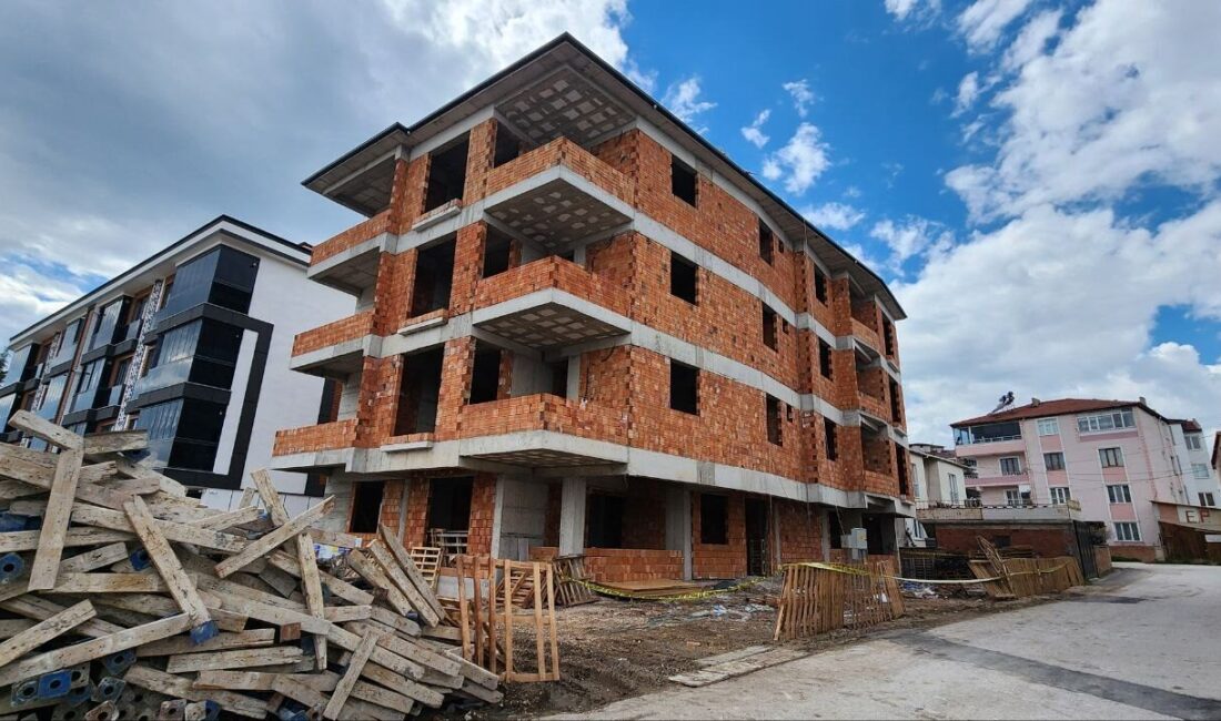 AMASYA (AA) – Amasya'nın Suluova ilçesinde bir inşaatın çatısından düşen