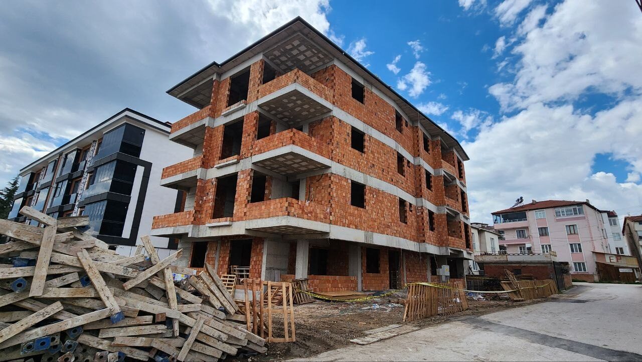 AMASYA (AA) – Amasya'nın Suluova ilçesinde bir inşaatın çatısından düşen