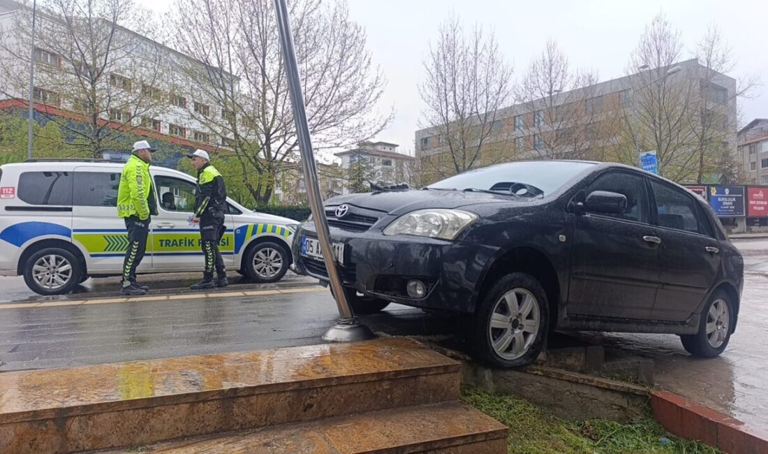 - Sürücünün yaralandığı kaza güvenlik kamerasına yansıdı