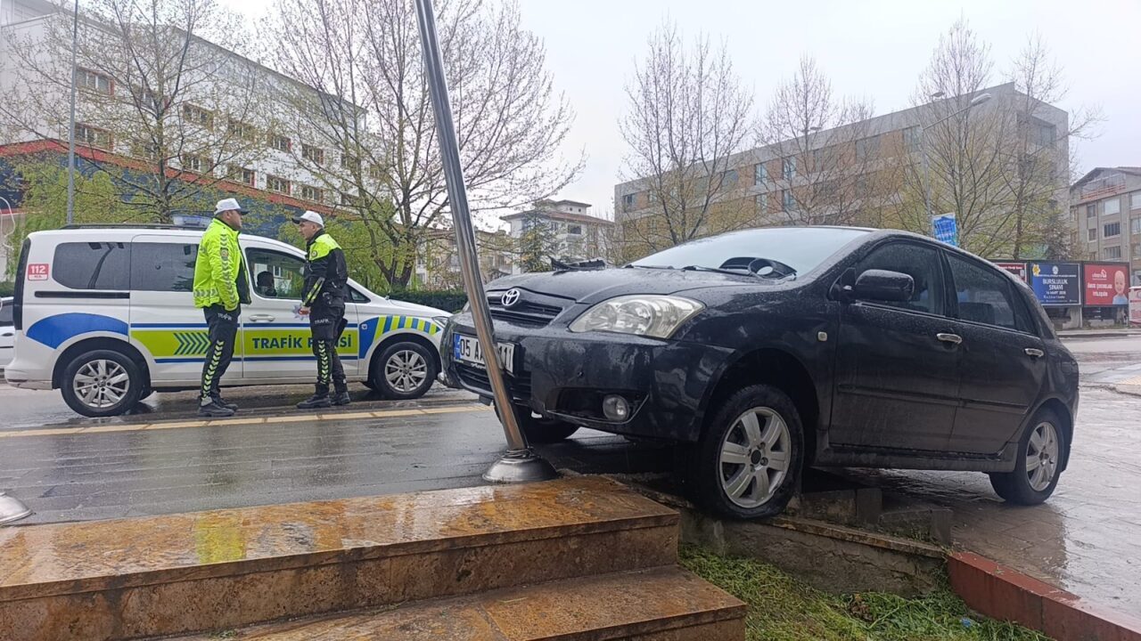 - Sürücünün yaralandığı kaza güvenlik kamerasına yansıdı