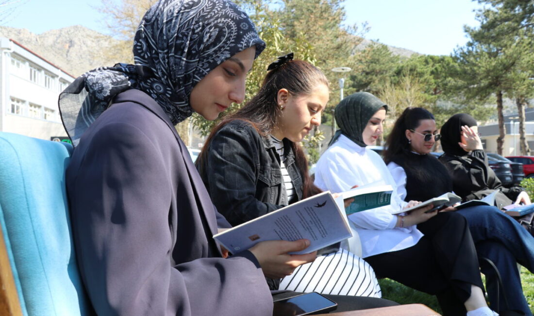 AMASYA (AA) – Amasya'da üniversitesi öğrencileri, Kütüphaneler Haftası'nı kitap okuyarak