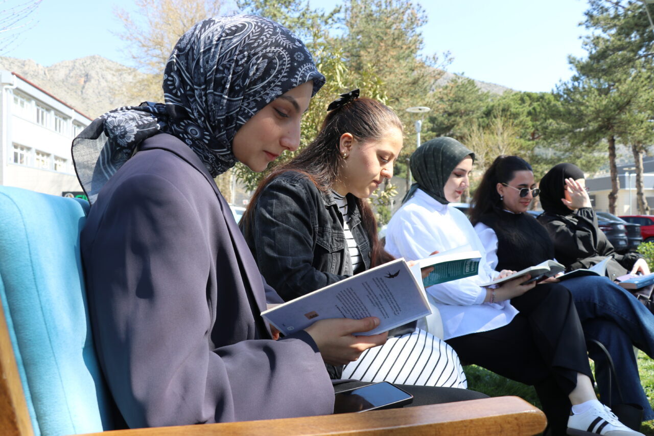 AMASYA (AA) – Amasya'da üniversitesi öğrencileri, Kütüphaneler Haftası'nı kitap okuyarak
