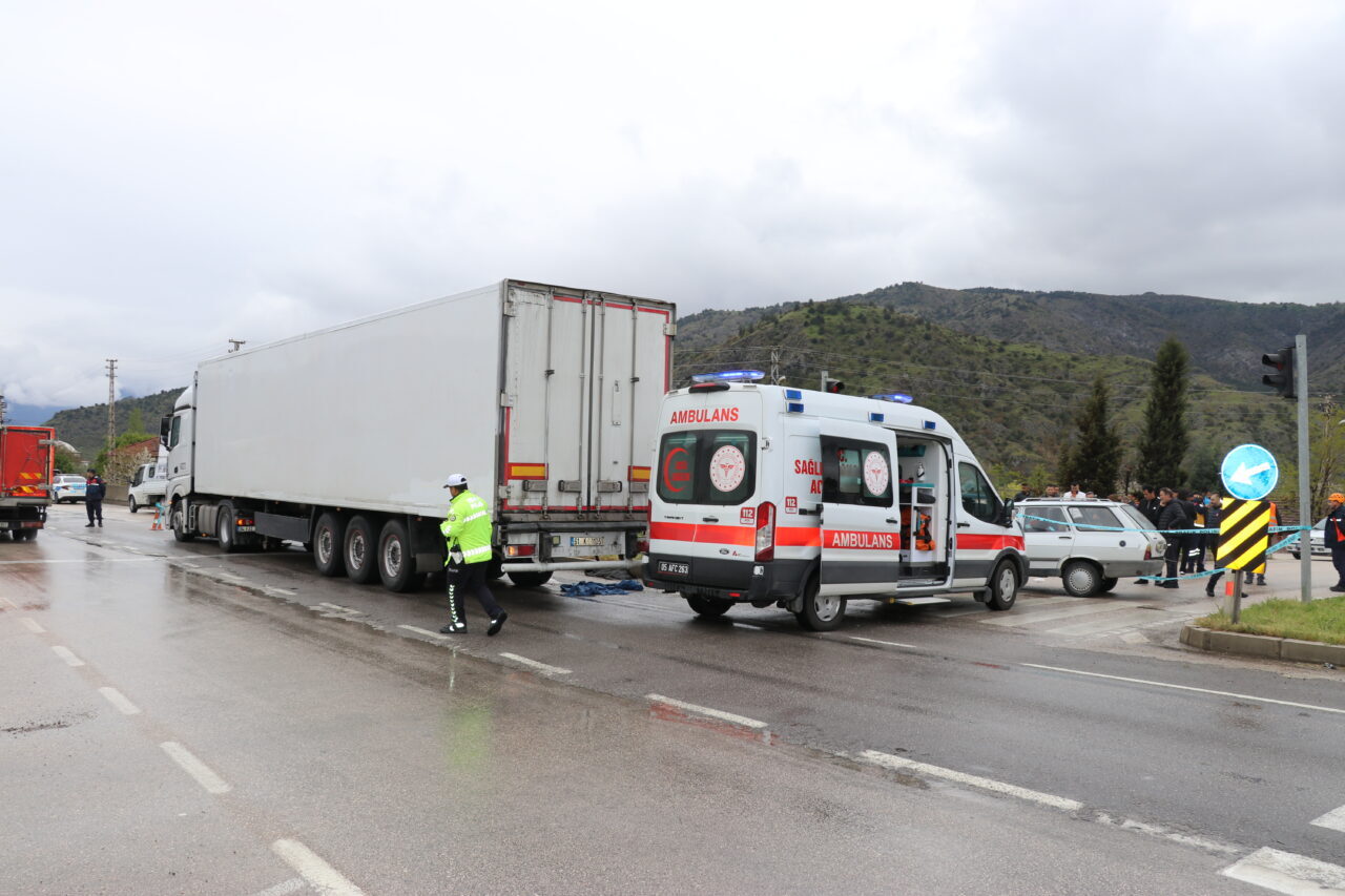 AMASYA (AA) – Amasya'da tır ile otomobilin çarpışması sonucu 10