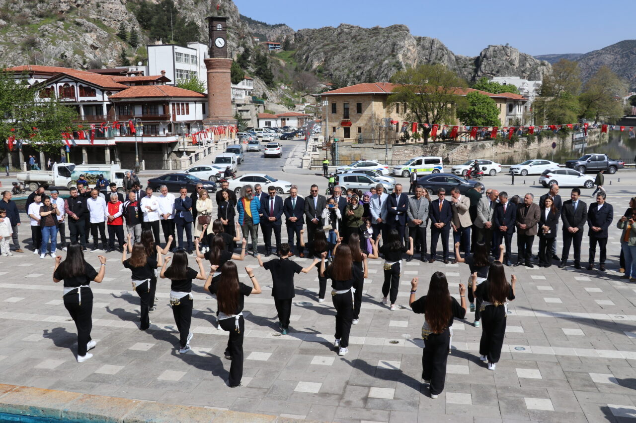 AMASYA (AA) – Amasya'da Turizm Haftası etkinlikleri kapsamında bando eşliğinde