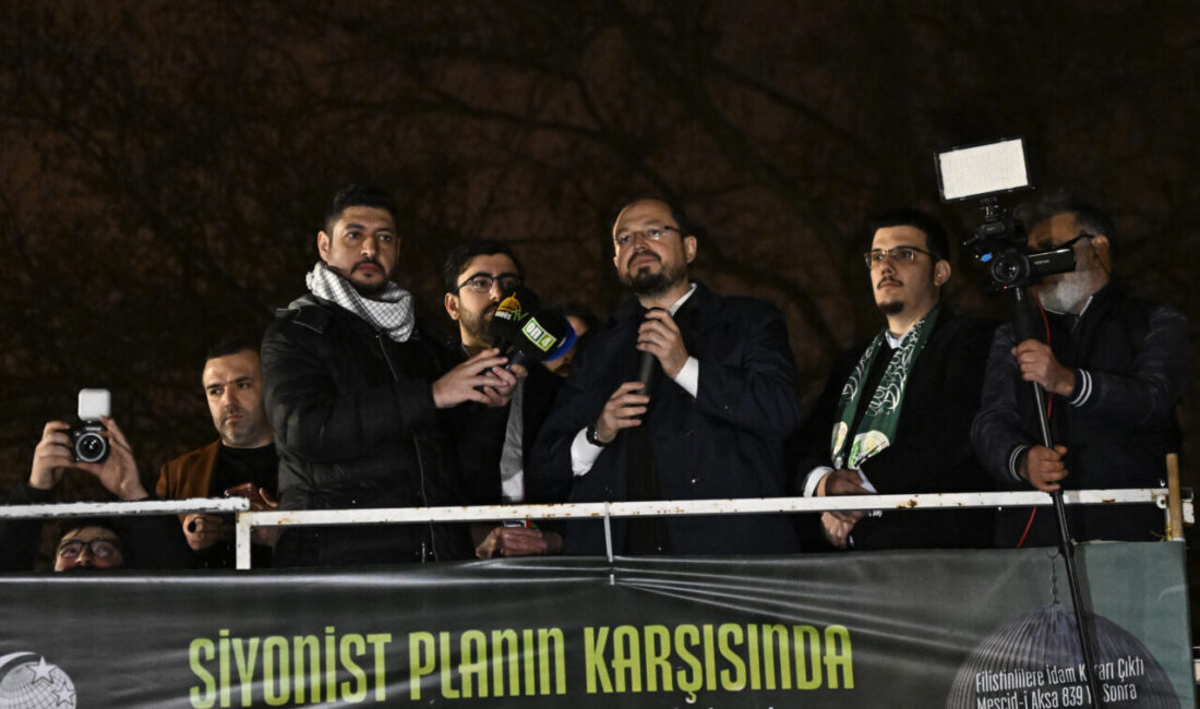 İSTANBUL (AA) – Anadolu Gençlik Derneği (AGD) üyesi bir grup,