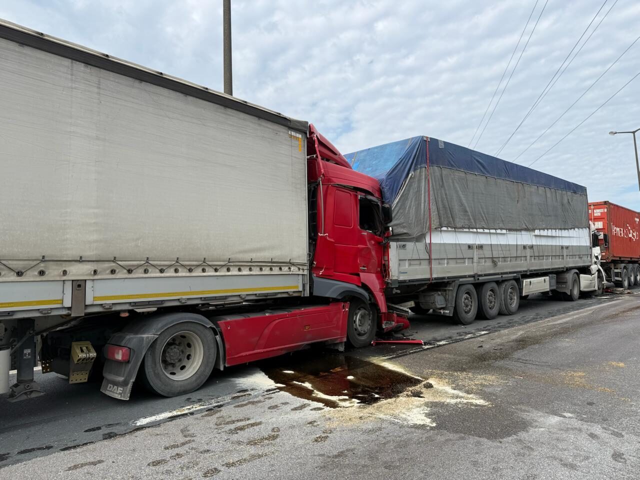 - Kocaeli geçişinde 6 tırın karıştığı kaza nedeniyle ulaşım tek