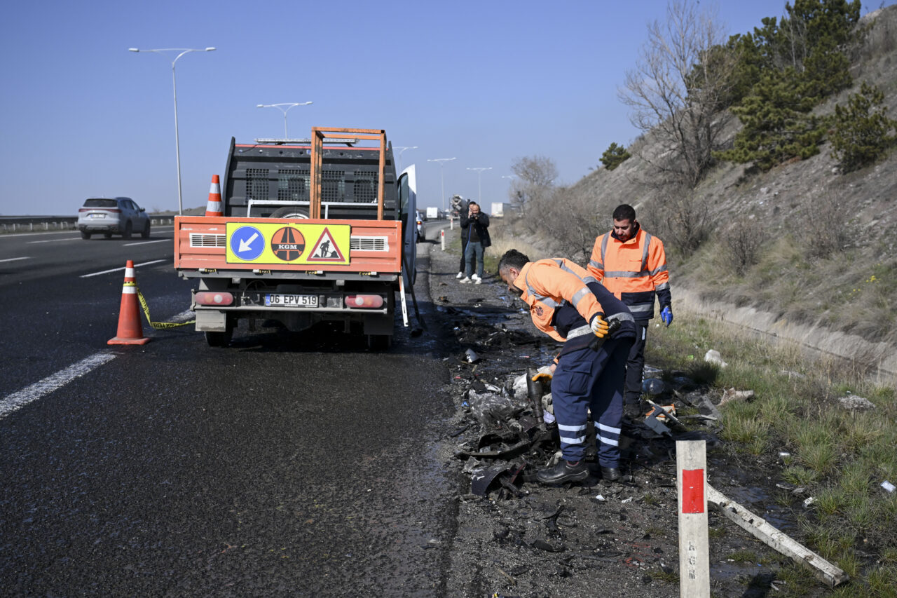 ANKARA (AA) – Ankara Kuzey Çevre Yolu'nda iki otomobilin çarpıştığı