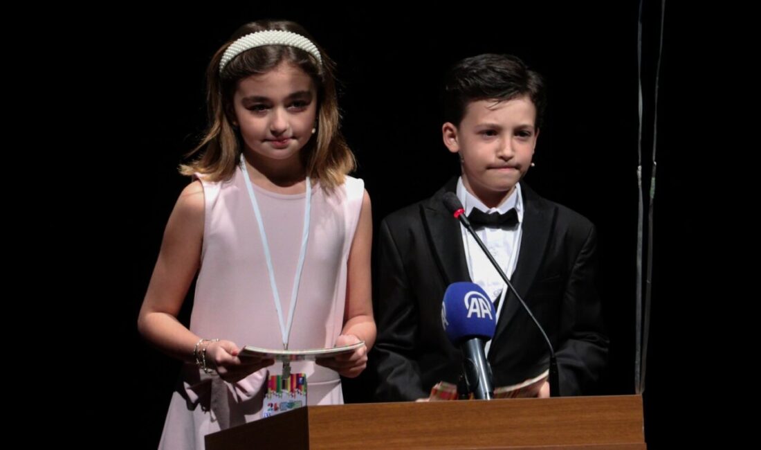 - Devlet Tiyatroları Başrejisörü Esat Tanrıverdi:
- "Sevgili çocuklar, tiyatro hayal