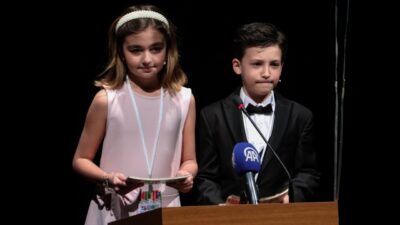 - Devlet Tiyatroları Başrejisörü Esat Tanrıverdi:
- "Sevgili çocuklar, tiyatro hayal