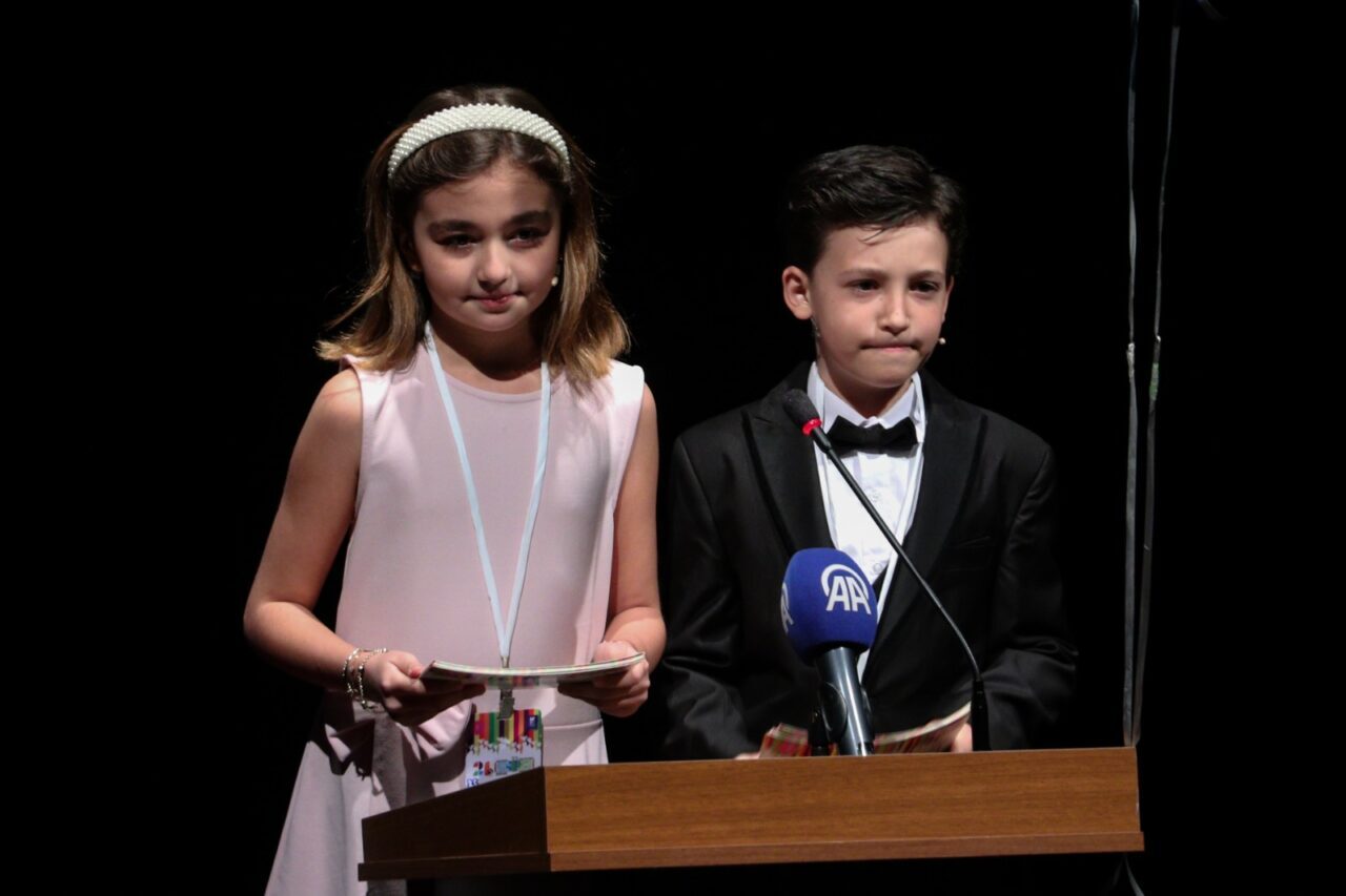 - Devlet Tiyatroları Başrejisörü Esat Tanrıverdi:
- "Sevgili çocuklar, tiyatro hayal
