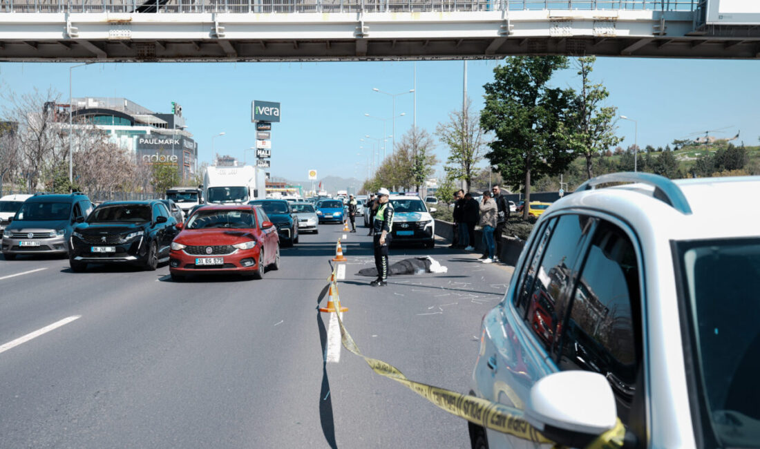 ANKARA (AA) – Ankara’nın Yenimahalle ilçesinde, üst geçide reklam afişi
