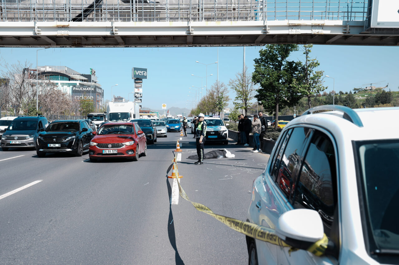 ANKARA (AA) – Ankara’nın Yenimahalle ilçesinde, üst geçide reklam afişi