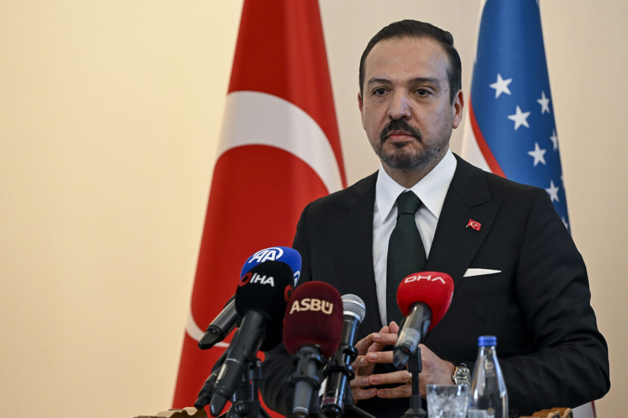 - Özbekistan'ın Ankara Büyükelçisi İlham Haydarov:
- "Özbekistan ve Türkiye, aynı