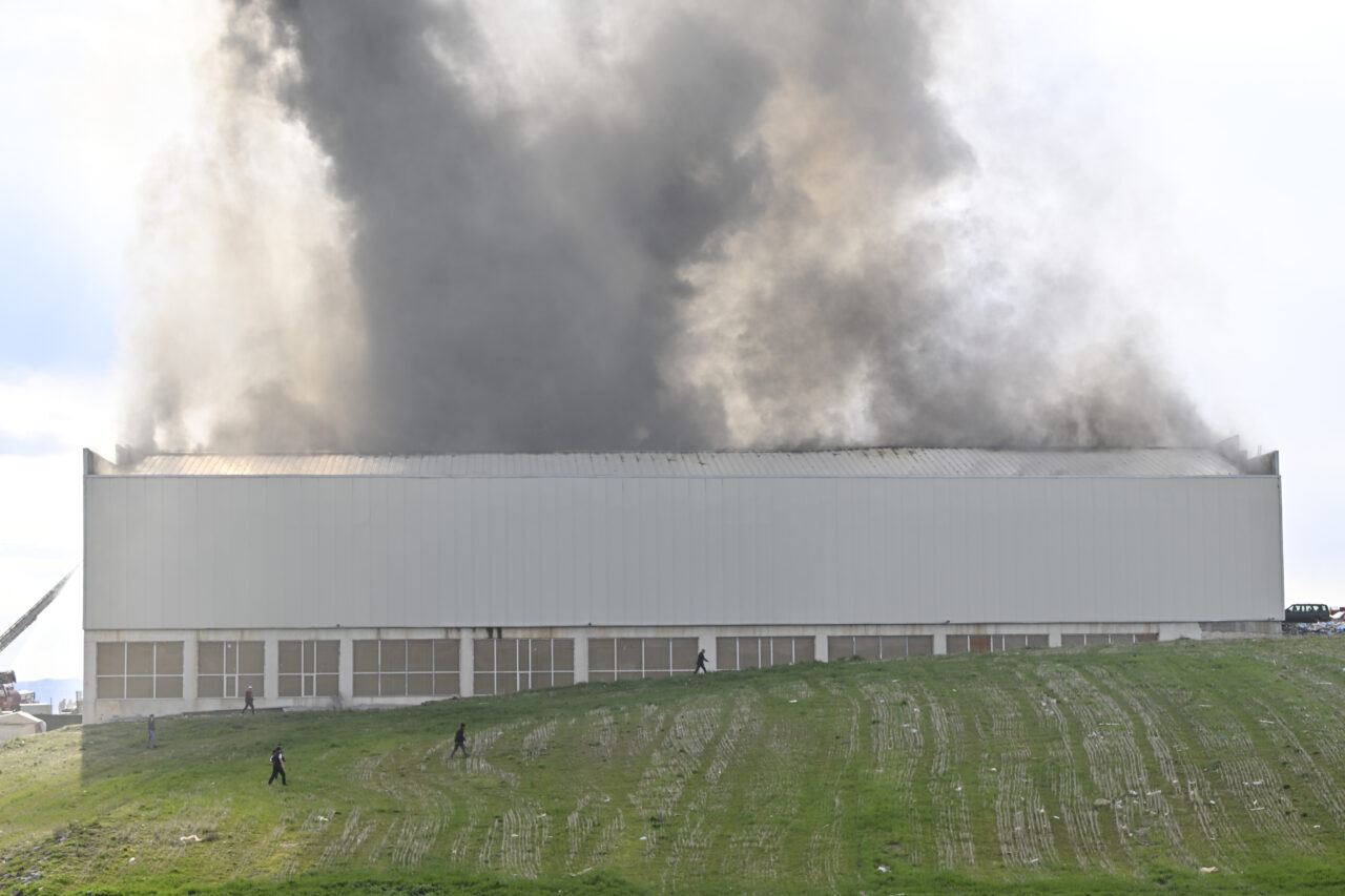 ANKARA (AA) – Ankara'nın Yenimahalle ilçesinde bir mobilya deposunda çıkan