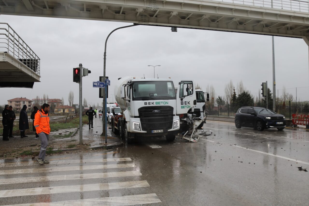 ANKARA (AA) – Ankara'nın Çubuk ilçesinde üç beton mikserinin karıştığı
