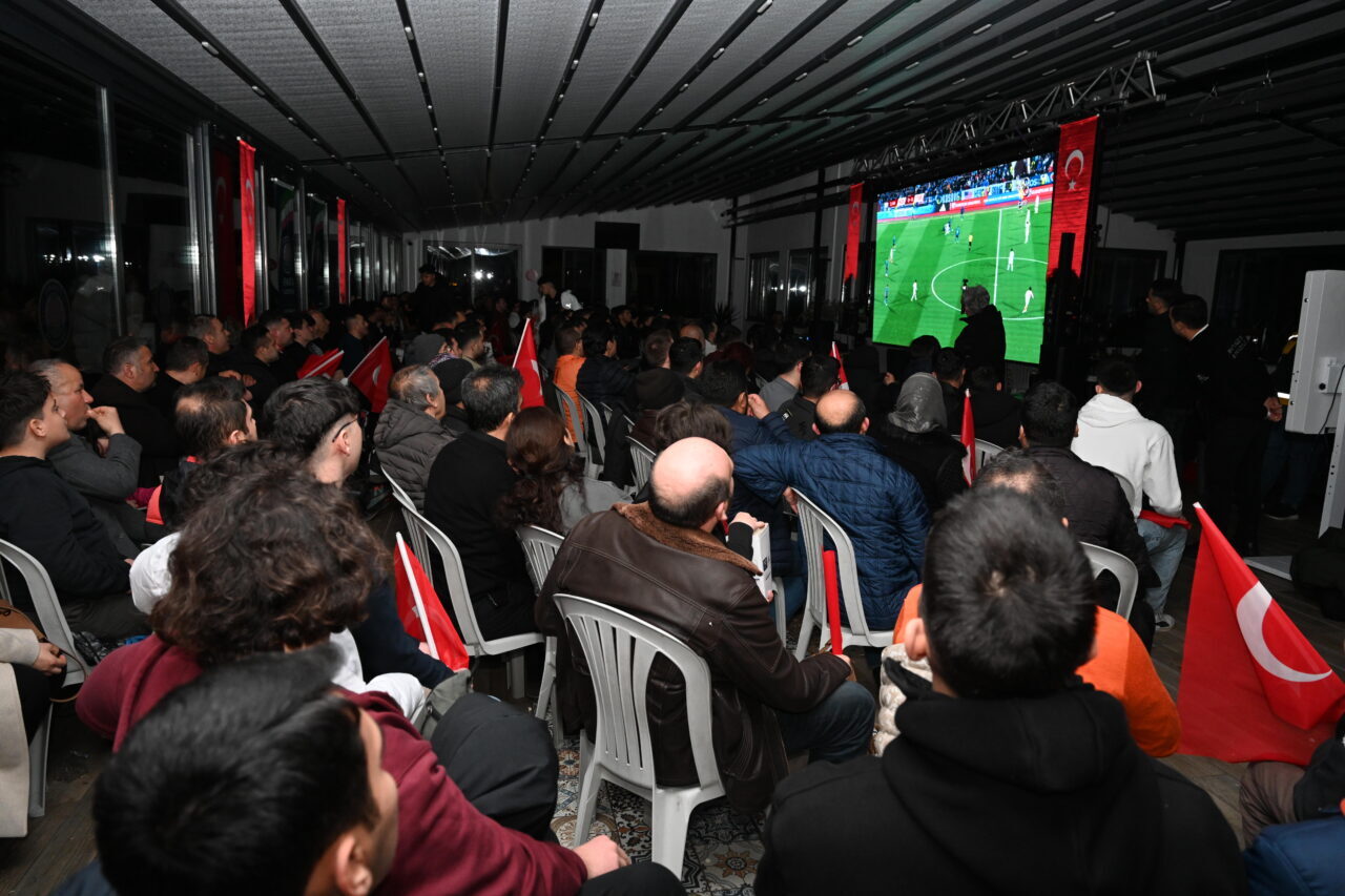 ANTALYA (AA) – Antalya ve Isparta'da vatandaşlar, A Milli Futbol