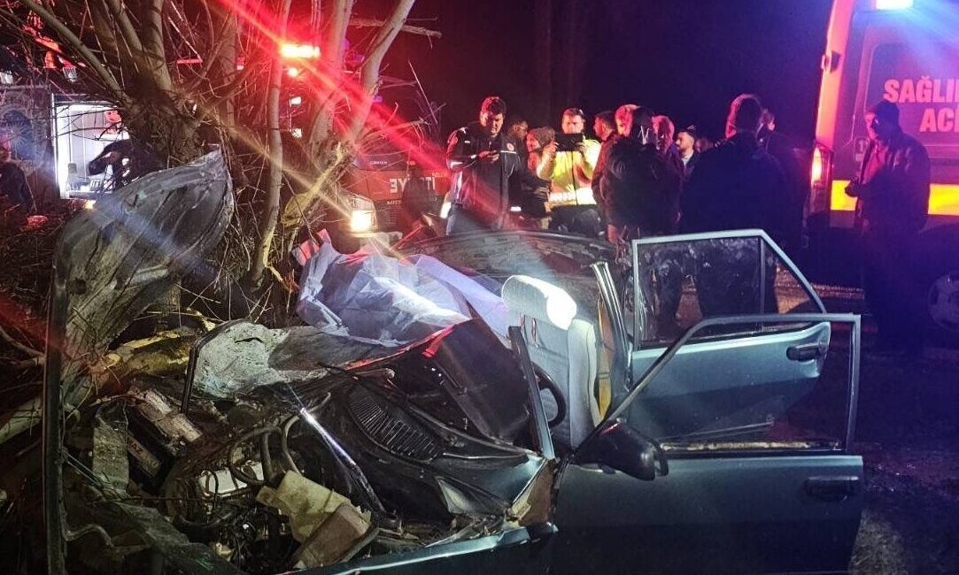 ANTALYA (AA) – Antalya'nın Korkuteli ilçesinde otomobilin ağaca çarpması sonucu