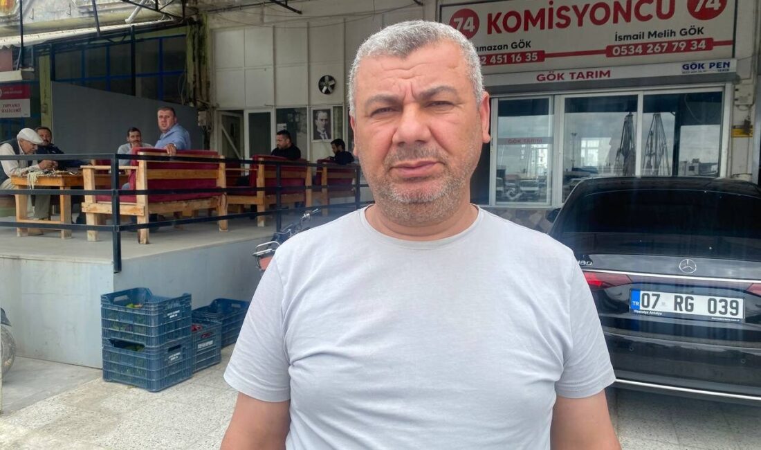 ANTALYA (AA) – Antalya'nın Serik ilçesinde, toptancı halindeki biber yüklü