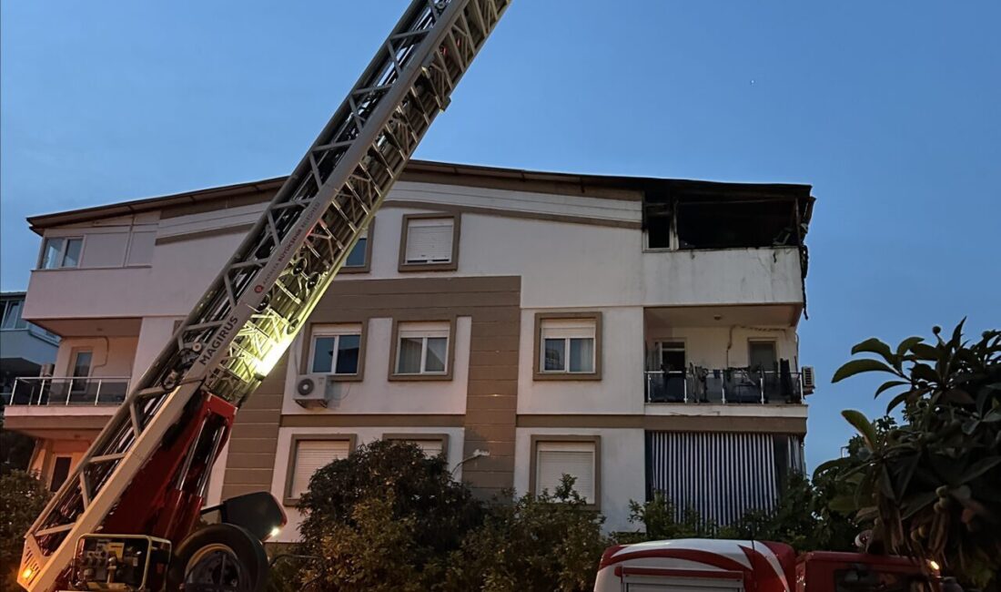 ANTALYA (AA) – Antalya'nın Kepez ilçesinde 3 katlı binanın çatı