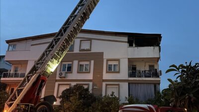 ANTALYA (AA) – Antalya'nın Kepez ilçesinde 3 katlı binanın çatı