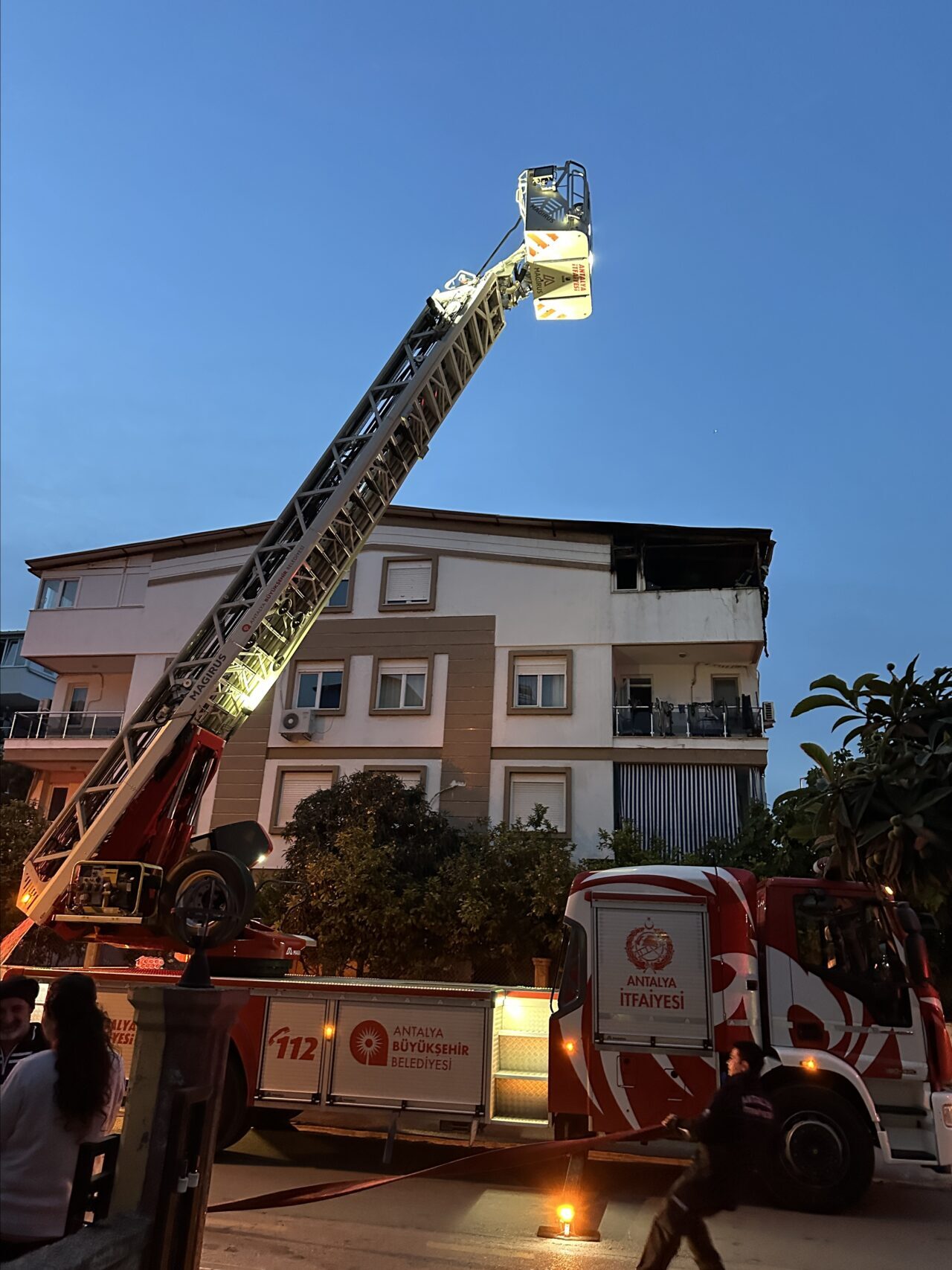 ANTALYA (AA) – Antalya'nın Kepez ilçesinde 3 katlı binanın çatı