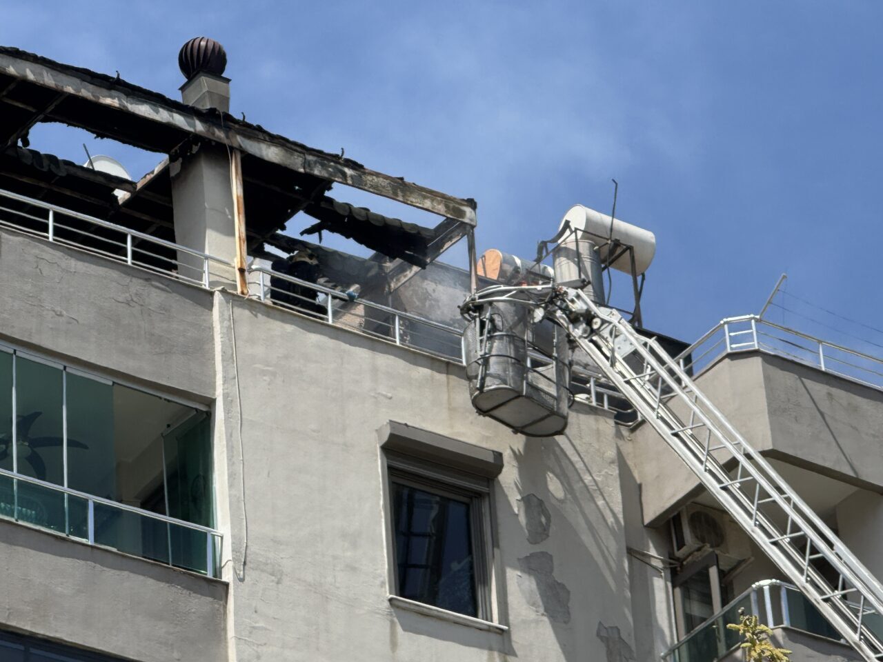 ANTALYA (AA) – Antalya'nın Muratpaşa ilçesinde bir sitedeki apartmanın teras