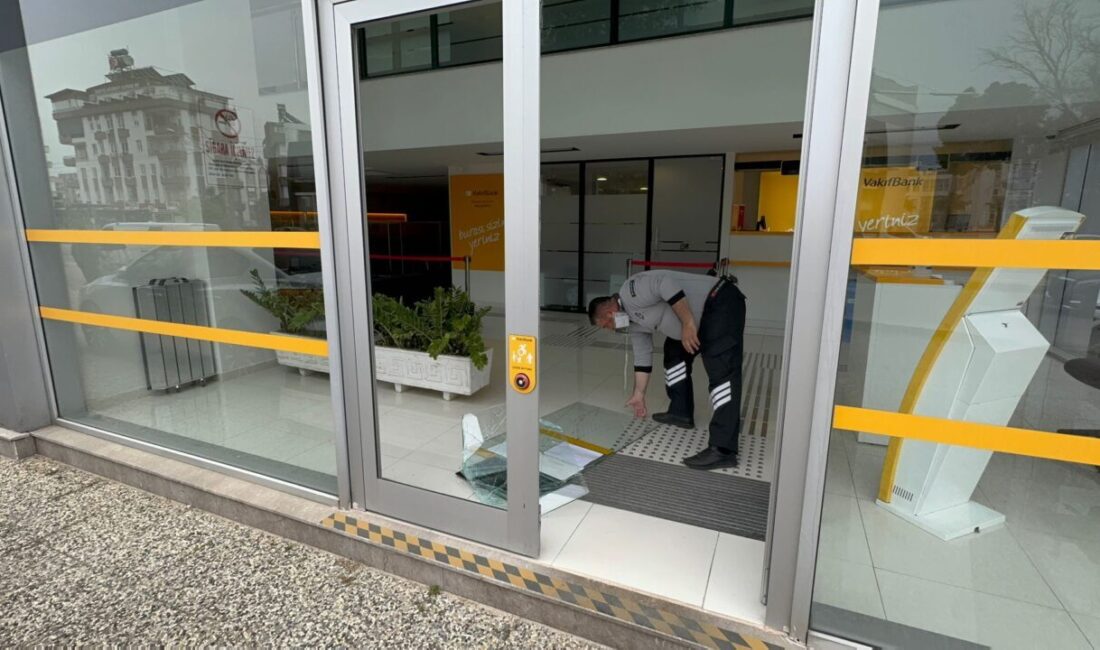 ANTALYA (AA) – Antalya'nın Muratpaşa ilçesinde bir bankanın camını kırıp
