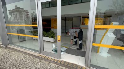 ANTALYA (AA) – Antalya'nın Muratpaşa ilçesinde bir bankanın camını kırıp