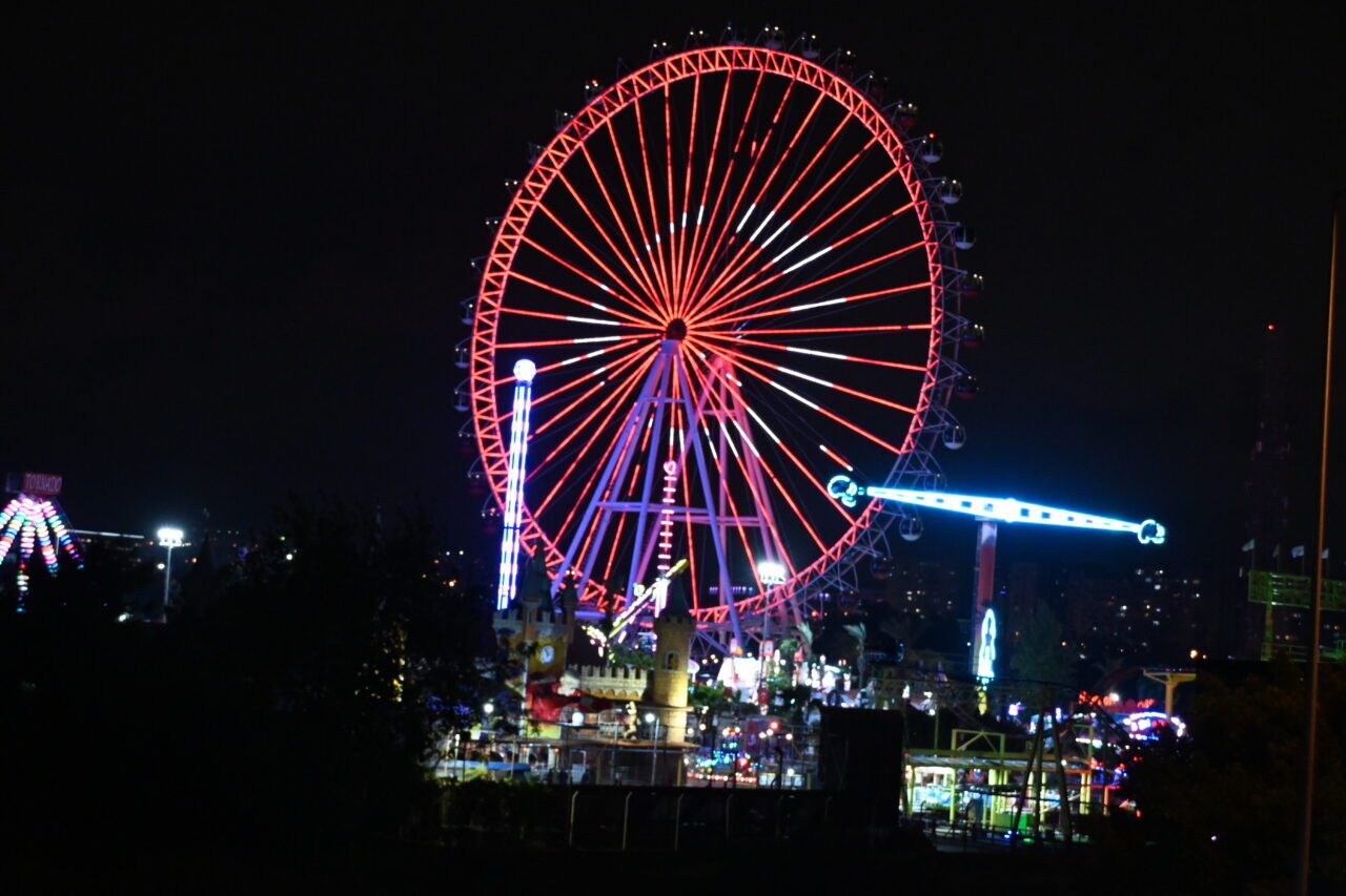 ANTALYA (AA) – Antalya'da lunaparkta bulunan dönme dolap, 23 Nisan