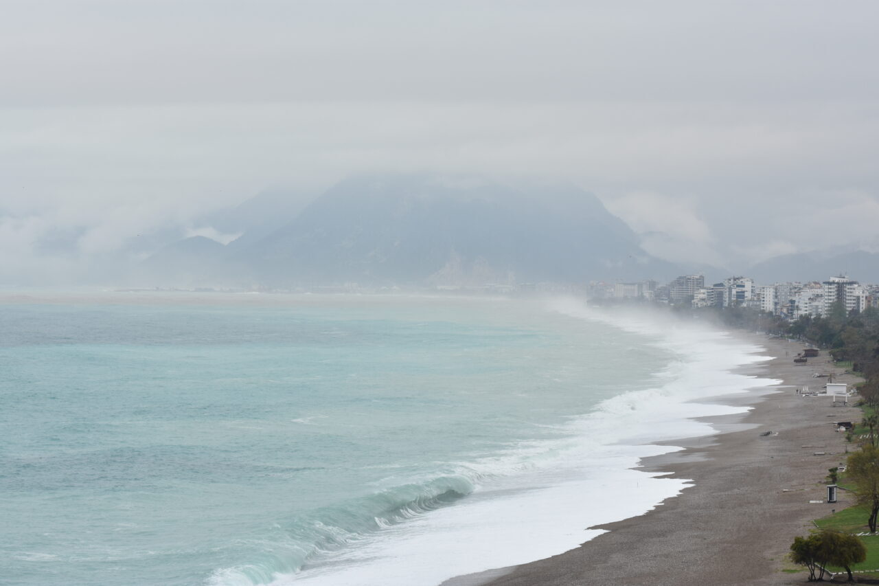 ANTALYA (AA) – Antalya'da sağanağın ardından denizde dev dalgalar oluştu.