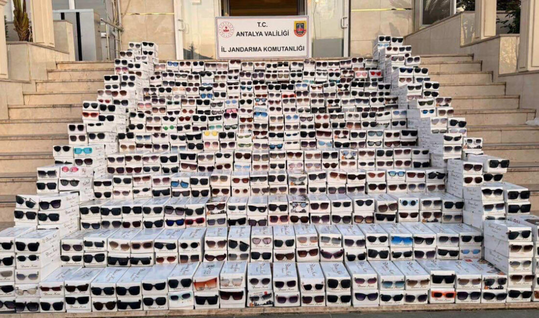 ANTALYA (AA) – Antalya'nın Alanya ilçesinde düzenlenen operasyonda, gümrük kaçağı