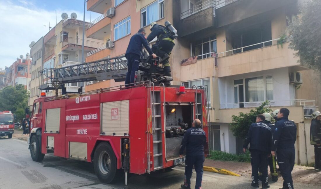 ANTALYA (AA) – Antalya'nın Muratpaşa ilçesinde itfaiye ekipleri, yangın çıkan