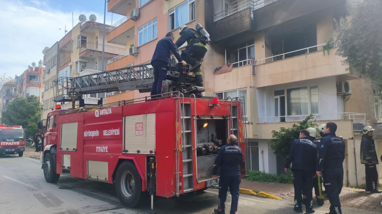 ANTALYA (AA) – Antalya'nın Muratpaşa ilçesinde itfaiye ekipleri, yangın çıkan