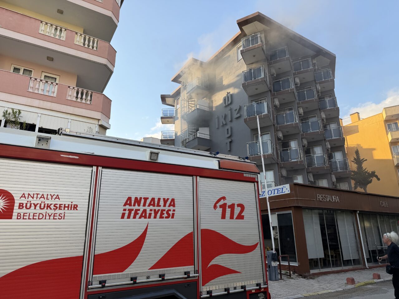 ANTALYA (AA) – Antalya'nın Alanya ilçesinde, tadilatta olan otelde çıkan