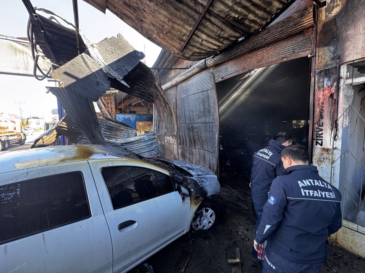ANTALYA (AA) – Antalya'nın Kepez ilçesinde çıkan yangında oto tamir