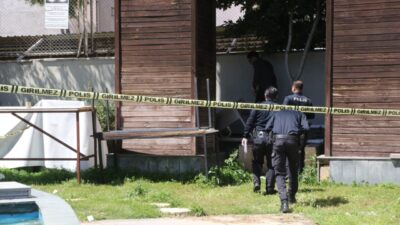 ANTALYA (AA) – Antalya'nın Muratpaşa ilçesinde reklam panosunun ayak kısmında