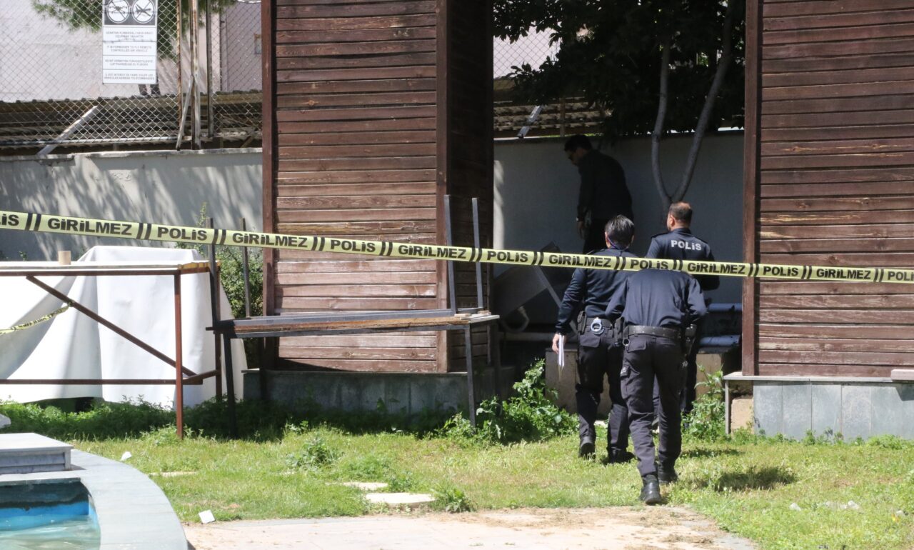 ANTALYA (AA) – Antalya'nın Muratpaşa ilçesinde reklam panosunun ayak kısmında