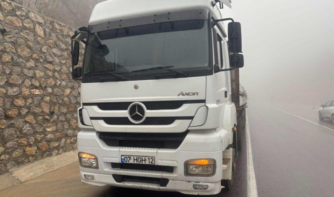 ANTALYA (AA) – Antalya'nın Manavgat ilçesinde otomobil ile tırın çarpışması