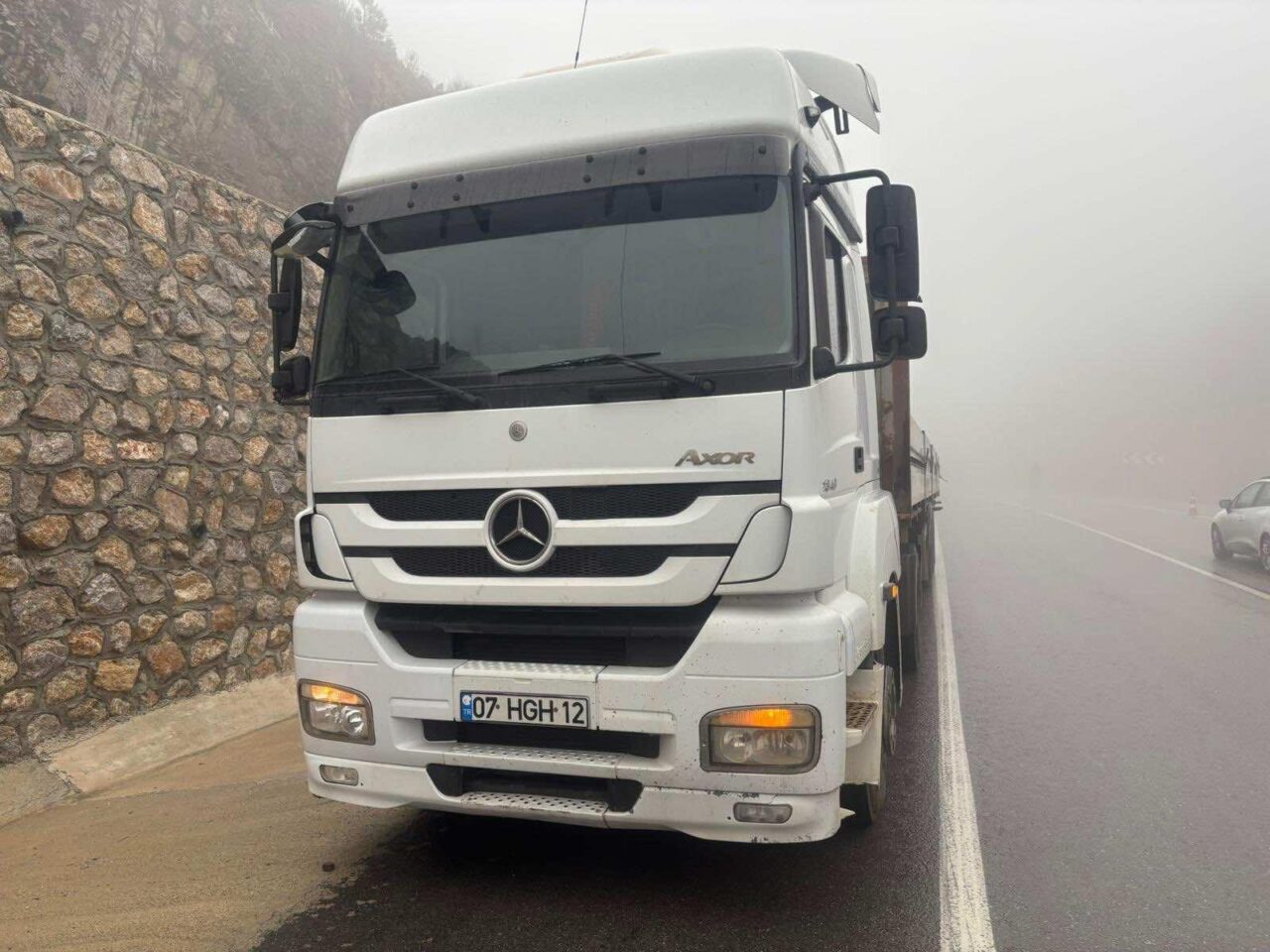 ANTALYA (AA) – Antalya'nın Manavgat ilçesinde otomobil ile tırın çarpışması