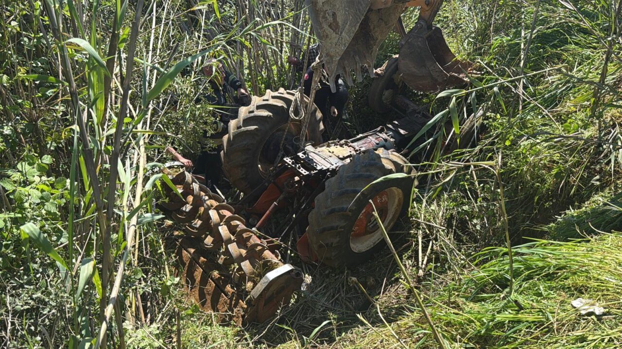 ANTALYA (AA) – Antalya’nın Aksu ilçesinde bahçesinde çalıştığı sırada traktörün