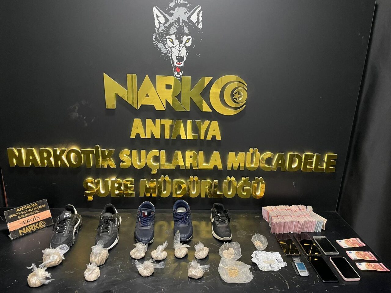 ANTALYA (AA) – Antalya'da Muratpaşa ilçesinde düzenlenen uyuşturucu operasyonunda gözaltına