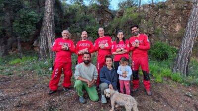 ANTALYA (AA) – Antalya'nın Kumluca ilçesinde kayalıklardaki yarığa düşen köpek