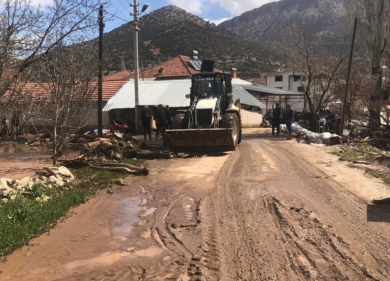 ANTALYA (AA) – Antalya'nın Elmalı ilçesinde sağanak, tarım arazileri ile
